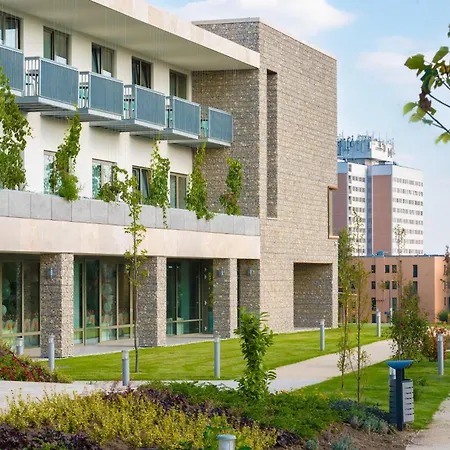 Akademia ホテル 4*